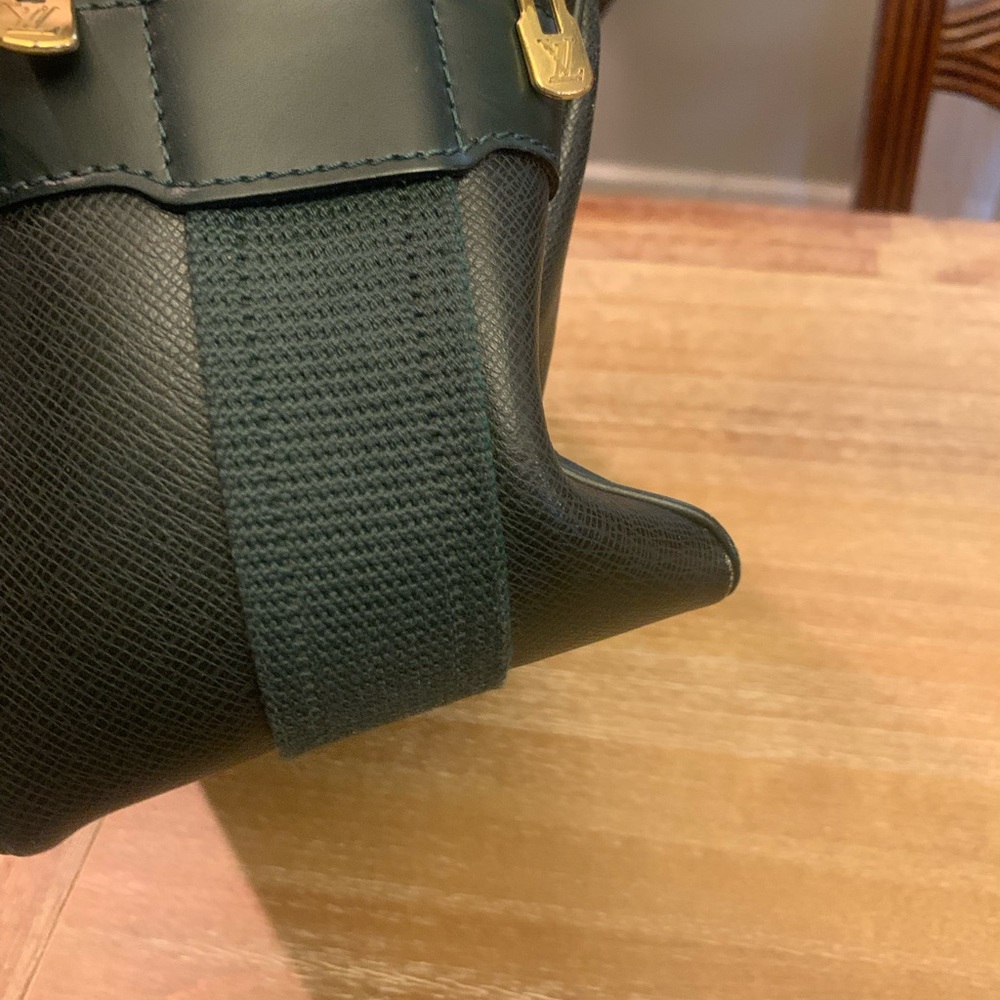 Louis Vuitton Taiga Reporter, messenger-bag, in the color green - Picture 16 of 16